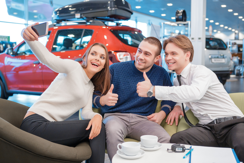 automotive-social-media-strategy-customers-selfie